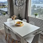 Charming Family House With Beautiful Views! בית נופש